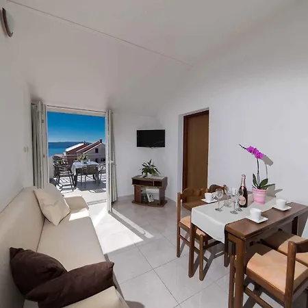 1 Apartment *