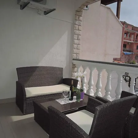 1 Apartment *