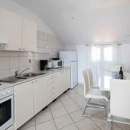 1 Apartment *
